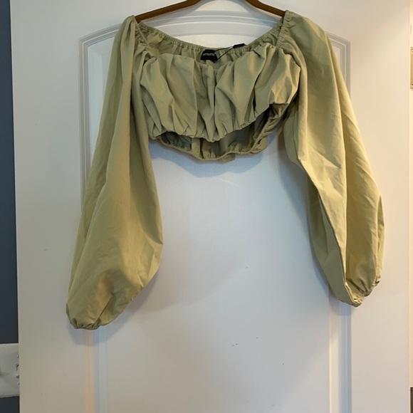 PrettyLittleThing size 6 NWT green long sleeve crop top off shoulder - Picture 1 of 3